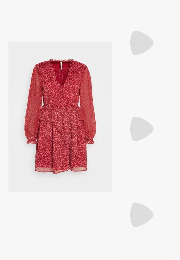Pepe Jeans ZULIA - Hverdagskjole - red; Zign by Zalando LEATHER - Cowboy- / bikerstøvler - black; Sort håndtaske i krokodilletekstureret læder med sølvfarvet drejelås og lang sølvkæde med læder skulderpude.; Sølv hoop øreringe med et kors og hjerte charm. Glat, skinnende tekstur med en poleret finish. Hver charm hænger fra en sikker løkke.