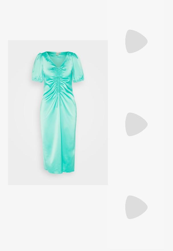 YAS ZURA DRAWSTRING DRESS - Cocktailkleid/festliches Kleid - green; Weiße Sandale mit hohem Absatz, Knöchelriemen und offenem Zehenbereich, mit dünner goldener Schnalle und schlankem Stilettoabsatz.; Mascara CB61156 - Clutch - apple; Lange silberne Ohrringe mit einer Vielzahl von klaren, facettierten Kristallen in kaskadierenden Strängen unterschiedlicher Längen und Formen.