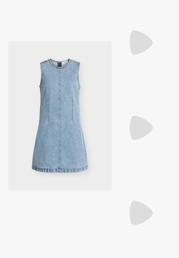 Robe mini en denim bleu clair sans manches, coupe trapèze, avec encolure ronde et couture centrale visible.; Chaussure à talons hauts rouge avec un bout pointu et une finition en daim lisse. Dotée d'un talon aiguille et d'un accent doré à la base du talon.; Sac à bandoulière en cuir marron avec une poche à rabat avant ornée d'un détail en forme de nœud cousu et une sangle réglable.; Paire de boucles d'oreilles anneaux argentés brillants avec un design torsadé et ondulé, présentée sur un fond clair uni.