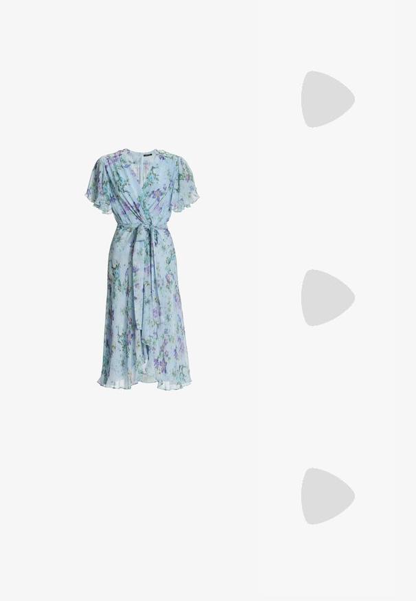 Robe portefeuille fleurie bleu clair avec manches volantes et ceinture à la taille, caractérisée par un design fluide de longueur midi.; Sandale à talon haut en cuir verni nude avec bride de cheville, bout ouvert et talon stiletto fin. Texture lisse et design épuré.; Sacs à main en tissu métallique plissé avec une chaîne dorée, de forme rectangulaire douce, couleur beige clair, surface texturée et détails froncés.; Boucles d'oreilles dorées avec un haut rectangulaire texturé et une grande perle blanche irrégulière suspendue en dessous.