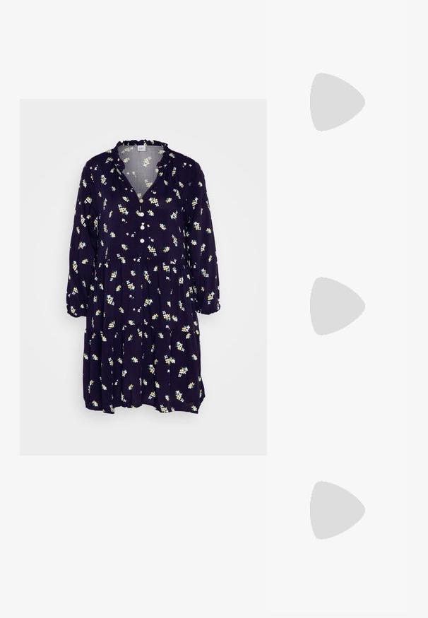 GAP TIER MINI DRESS - Φόρεμα πουκάμισο - navy; Λευκά πλατφόρμας μούλες με λεία επιφάνεια, ανοιχτό σχεδιασμό στο πέλμα και χοντρό τακούνι. Διαθέτουν μια διακριτική ραφή στο επάνω μέρος και αντιθετική σόλα.; Καφέ ψεύτικη δερμάτινη τσάντα ώμου με καμπύλο σχήμα, ελάχιστη ραφή και χρυσή μεταλλική λεπτομέρεια. Διαθέτει κλείσιμο με φερμουάρ στην κορυφή και ρυθμιζόμενο λουρί.; Χρυσά κρίκοι σκουλαρίκια με ομαλό, στρογγυλό σχήμα και γυαλιστερή φινέτσα. Διαθέτουν πορτοκαλί λεπτομέρειες στο πίσω μέρος για ασφαλή στερέωση.