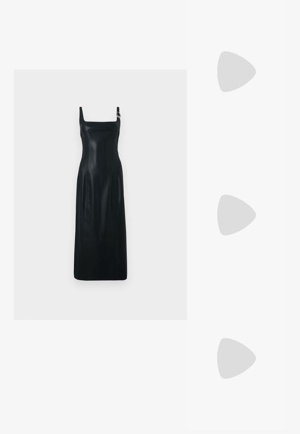 Zwarte mouwloze jurk met een vierkante halslijn en een zijaccentdetail. Gemaakt van gladde stof, met een vloeiende rok en een minimalistisch ontwerp.; Een vrouw draagt zwarte enkellaarzen en een zwarte rok, houdt een grote zwarte leren clutch vast, en staat op een donkere tegels vloer nabij een marmeren muur.; Glanzende zwarte handtas met bovenhandvat, gouden gesp en afneembare schouderriem op een effen lichte achtergrond.; Zilveren druppeloorbellen met gladde, ronde, reflecterende oppervlakken die hangen aan klapring-sluitingen. Achtergrond is puur wit.