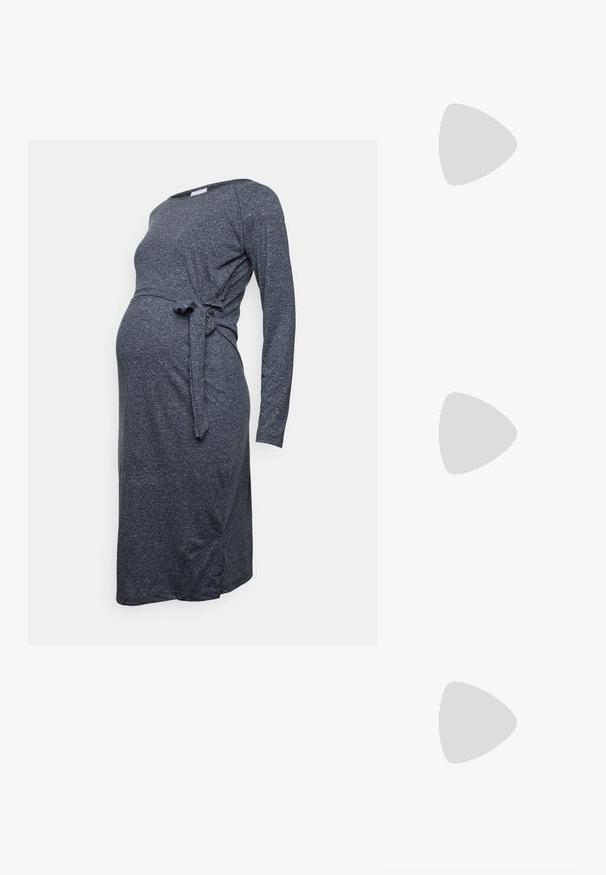 MAMALICIOUS MLVENICE JUNE DRESS - Jerseykjole - dark blue; Sort knæhøj støvle lavet af glat læder med en rundet tå og flad sål. Har et enkelt design med en trækflap øverst.; Sort tekstureret lædertaske med to lange skulderremme, rektangulær form og åben top.; Sølv hoops øreringe, cirkulær form, glat skinnende tekstur og ensartet bredde hele vejen igennem. Minimalistisk design uden yderligere accenter.