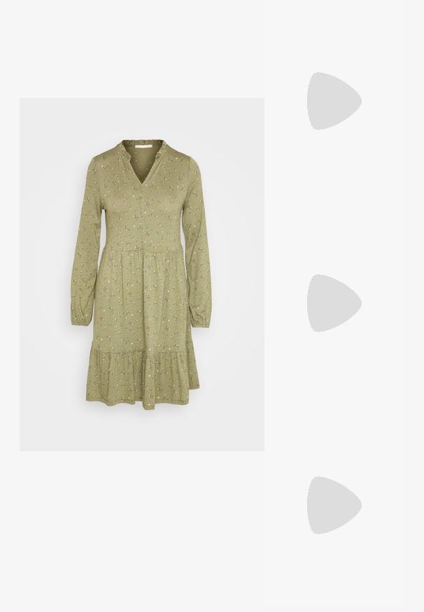 Robe verte à manches longues, décolleté en V et col à volants. Présente des motifs floraux et un design à étages au niveau de l'ourlet. Texture de tissu douce.; Ballerines blanches en cuir avec un bout pointu, design minimal, semelle plate et détail découpé au niveau du talon. Texture lisse.; Lunettes de soleil rondes avec des verres dégradés marron, une monture en acétate écaille de tortue, et des accents en métal doré sur le pont et les branches.; Sac à main en cuir couleur crème, de forme rectangulaire, avec une poignée plate et une bandoulière détachable ; présente un rabat à l'avant avec une fermeture magnétique.