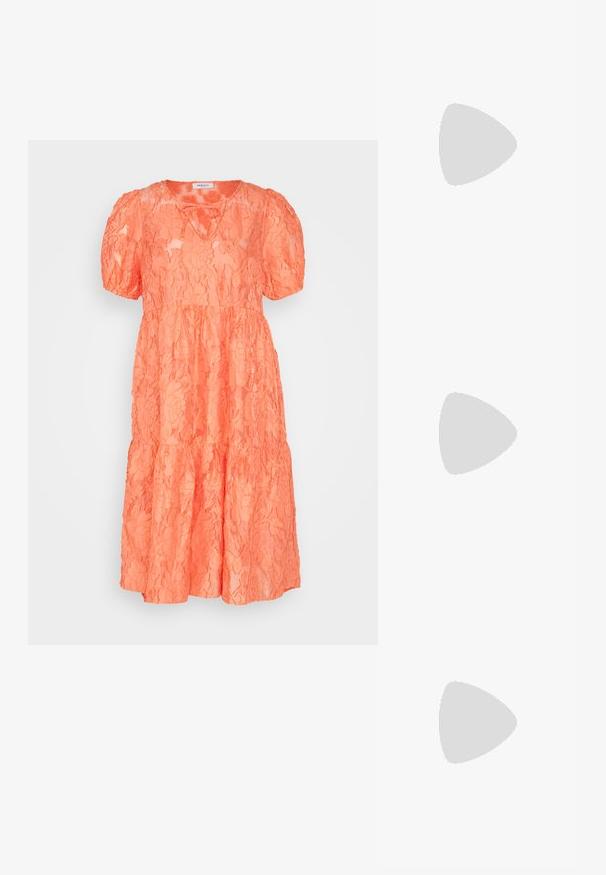 MSCH Copenhagen PAVE DRESS - Robe de soirée - persimmon; Une mule blanche à bout ouvert avec talon bloc posée sur un bitume gris devant un mur carrelé.; Sac à main en cuir souple couleur crème avec dessus froncé et doubles poignées nouées sur fond blanc.; Boucles d'oreilles en forme de croissant en or avec une finition lisse, présentant des accents orange près du clou et un matériel en argent.