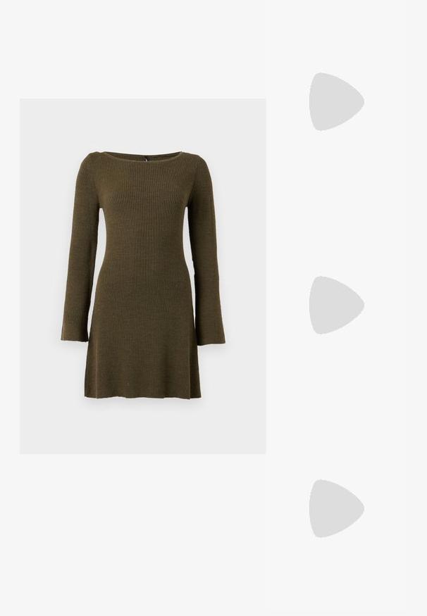 Langærmet olivengrøn ribstrikket kjole med en let udvidelse ved underkanten og en bred, rund halsudskæring.; Brune knæhøje støvler lavet af glat syntetisk læder, med en kraftig sort platformsål og minimal syning for et elegant design.; Brun lakeret håndtaske med rektangulær form, to lange håndtag og subtile buede detaljer på fronten.; Sølvstjernede øreringe med en poleret, blank overflade. Hver ørering har fem spidser og subtile teksturdetaljer på overfladen.