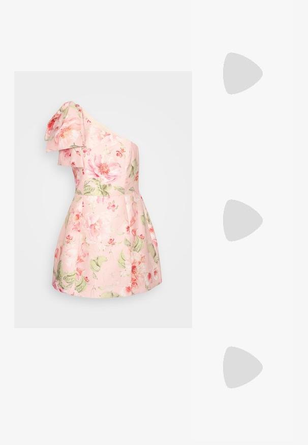 Vestido de un solo hombro en tela de color rosa claro con un gran estampado floral en tonos rosa y verde. Presenta un hombro con volantes y un diseño de falda acampanada.; Sandal de tacón alto rosa con acentos de mariposa, hecho de material suave. Cuenta con tirantes delgados y un tacón esbelto.; Pequeño bolso blanco con rosas de tela que cubren su cuerpo y una delgada correa única como asa, sobre un fondo liso.; Par de pendientes de botón beige en forma de flor con pétalos translúcidos y pequeñas cuentas redondas agrupadas en el centro sobre un fondo blanco.