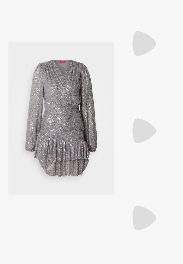 Robe grise ornée de sequins avec des manches longues, décolleté en V, taille froncée et ourlet à volants. La texture scintillante accentue le détail visuel et l'élégance.; Pompe argentée à talon slingback avec un bout pointu, une finition métallique texturée et un talon bloc triangulaire. L'intérieur présente des détails en cuir marron.; ALDO FELISIA - Sac à main - silver-coloured; Boucles d'oreilles en argent présentant un design en cascade avec plusieurs rangées de strass scintillants, des pointes effilées et de délicates nuances de chaîne.