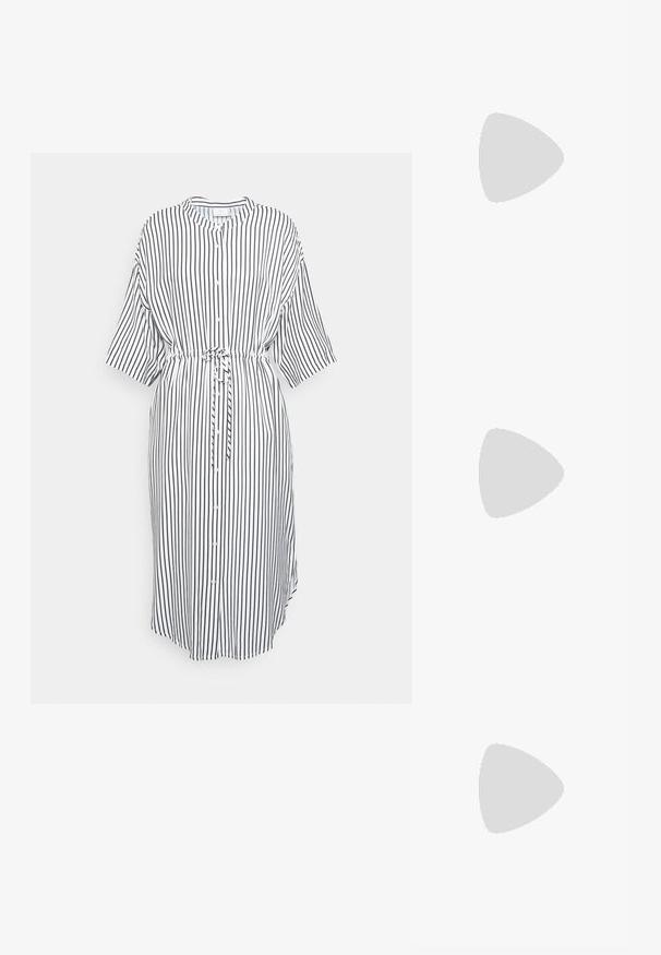 Kaffe DRESS - Tričkové šaty - antique white; Čierne sandále s plochou podrážkou, nastaviteľnou prackou, dvoma širokými popruhmi a hladkým povrchom, navrhnuté pre pohodlie a jednoduché obúvanie.; Čierne slnečné okuliare v štýle mačacích očí s matným povrchom, so šedými tónovanými sklami, ostrými hranami a elegantnými bokovými ramenami. Názov značky je viditeľný na vnútornom ramene.; Zlaté kruhové náušnice s hladkým, lešteným povrchom. Zaoblený tvar, stredná veľkosť, vybavené bezpečným uzatváracím mechanizmom.