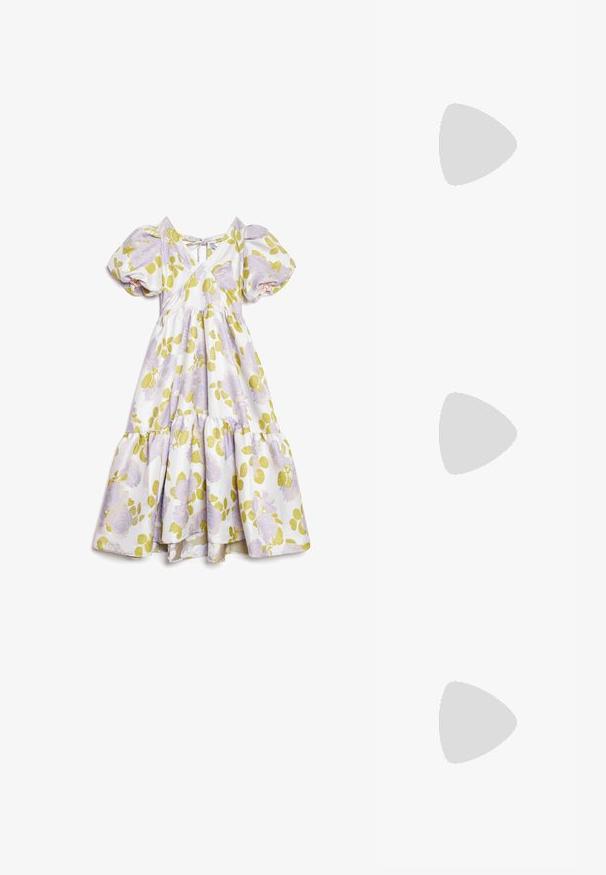 Robe midi blanche avec manches bouffantes, motif floral violet, feuilles vertes, col en V et détail noué dans le dos, jupe à volants.; Ballerines en cuir verni noir avec un bout pointu, un petit talon, et une fine bride sur le cou-de-pied. Texture lisse, design minimaliste.; Pochette de couleur crème avec une surface texturée brillante, irrégulière et bulleuse, avec un petit fermoir doré sur le dessus.; Collier en perles blanches avec des perles uniformément formées et brillantes, enfilées ensemble dans un motif courbe et lisse, mettant en valeur une texture brillante.