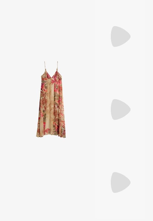 Ærmeløs lang kjole med tynde stropper, med et blomstermønster i nuancer af pink, rød, grøn og beige på en lys baggrund.; Guld flad sandal med flere krydsede stropper prydet med små klare rhinsten. Har en flad sål og åben hældesign.; CHLOÉ Solbriller - havana-brown; Flettet stråtaske med afrundede, sortkantede håndtag og en bred, let trapezformet form mod en hvid baggrund.