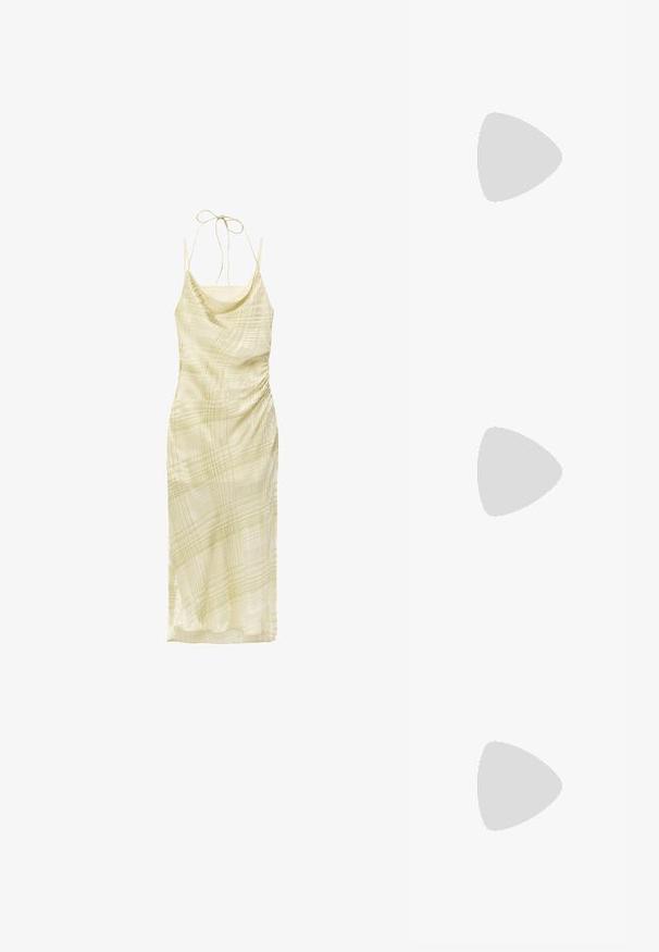 Lichtbeige satijnen slipjurk met subtiele abstracte lijnpatronen, dunne spaghetti bandjes, halterstrikje in de nek en geplooide zijkantdetails.; Gouden sandalen met hakken, voorzien van een geknoopte voorkant, gegolfde textuur en een enkelriem. De blokhak heeft een ribbelontwerp, wat de grip verbetert.; Grote geweven strooien tas met lichtbruine leren handvatten, franjes aan de bovenkant en een ronde MK-logo hanger aan de voorkant.; DIAMANT L'ÉTERNEL Oorbellen - gold