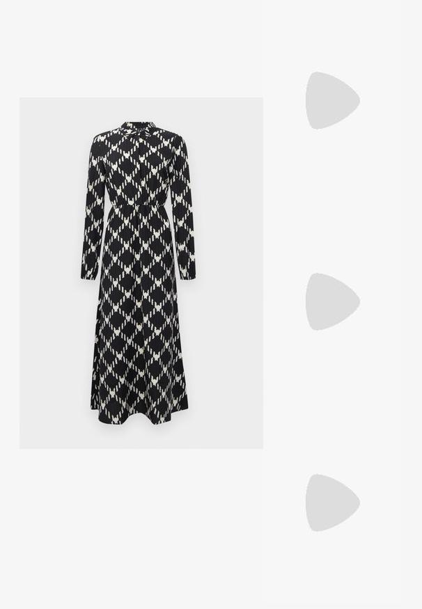 Zwart-wit lange mouwen maxi-jurk met geometrisch diamanten patroon, cinched taille en knoopsluiting bij de kraag.; Zwarte leren enklaars met een spitse neus, lage blokhak en gestikte details. Beschikt over zij-elastische panelen voor gemakkelijke instap.; Zwarte leren handtas met een gladde textuur. Beschikt over een verstelbare schouderband en een strak, minimalistisch ontwerp met een ritssluiting.; Zilveren hoepel oorbellen met een minimalistisch ontwerp. Cirkelvormig, gladde textuur en dun profiel. Lichtgewicht met een gepolijste afwerking.