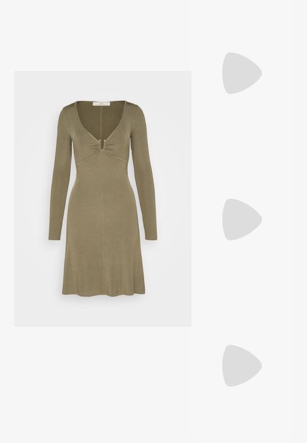 Guess OLIVIA DRESS  - Strikkjoler - mossy green; Mørkebrune læder cowboystøvler til knæene med spidse tæer, dekorativ syning og skrå blokhæle, båret af en person.; Beige skuldertaske af læder med en glat tekstur, rundet form og en enkelt sort rem. Har et guldfarvet hardware-detalje.; Guldtonede øreringe formet som abstrakte hænder, med en skinnende overflade, intrikate detaljer og en sølv- og guldfarvet post til sikker fastgørelse.