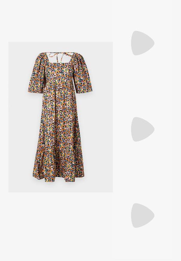Blomster maxikjole med firkantet halsudskæring, puff-ærmer og tætsiddende overdel. Har en sort baggrund med farverige blomstermønstre.; Sorte suede hæle sandaler med åben tå, der har en dekorativ knude akzent foran og en ankelrem med en guldbuckle.; Sort læderhåndtaske med en struktureret overflade, der har en enkelt skulderrem og guld hardware-detaljer. Designet er slankt og minimalistisk.; Et par skinnende guld halvmåneformede studøreringe med klare plastikbagstykker på en lys grå overflade.