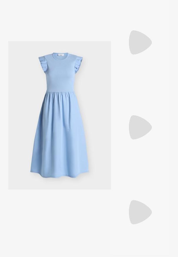 Lyseblå midi-kjole med tætsiddende ribstrikket top, flæsekorte ærmer og gathered nederdel mod hvid baggrund.; Beige højhælede sandaler med en slank ankelrem og firkantet tå. Glat syntetisk materiale, minimalistisk design og stiletto-hæl.; Lille rektangulær burgunderfarvet håndtaske med tekstureret finish, kort hank og aftagelig skulderrem på en ensartet lys baggrund.; Tre sølv åbne hoop øreringe med glatte, afrundede designs på en ensfarvet lys baggrund, arrangeret i et trekantet mønster.