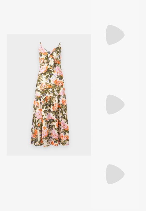 Florale maxi-jurk met spaghettibandjes, crèmekleurige stof met roze, oranje en groene bloemmotieven, en een gelaagde volantzoom.; Bruine suède enkellaars met een spitse neus en een gestapelde hak. Gladde textuur met een zijrits voor de sluiting. Klassiek ontwerp en vorm.; Klein bruin leren polsportemonnee met klep en verstelbare schouderband op een witte achtergrond.; Delicate gouden ketting met een kleine sint-jakobsschelp hanger en verstelbare sluiting met verlengkettingen weergegeven op een witte achtergrond.