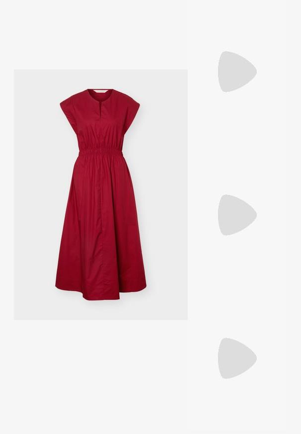 Rode mouwloze midi-jurk met elastische taille, ronde hals met kleine V-uitsnijding en uitlopende rok op een effen witte achtergrond.; Rode glanzende leren hakken met een spitse neus, instapontwerp en een lage stiletto-hak. Stevige textuur met een strakke uitstraling.; Dieprode lederen handtas met een halve-maansvorm, een ritssluiting en een afneembare riem. Gladde textuur met een subtiele glans.; Zilverkleurige metalen creolen oorbellen met een glad, licht gebogen oppervlak en sluitingen met haaksluiting op een effen witte achtergrond.
