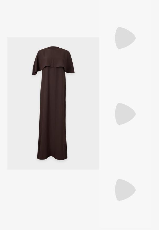 Lang mørkebrun kjole med kort kappe og rund halsudskæring, vist mod en ensartet lys baggrund.; Brune ruskinds slingback sko med spids tå og en slank hæl. Har en justerbar rem med en metalspænde.; Mørkebrun ruskindshåndtaske med kort rem og afrundet rektangulær form på en ensfarvet lys baggrund.; Par af skinnende sølv store øreringe med lukning på bagsiden mod en ensfarvet hvid baggrund.