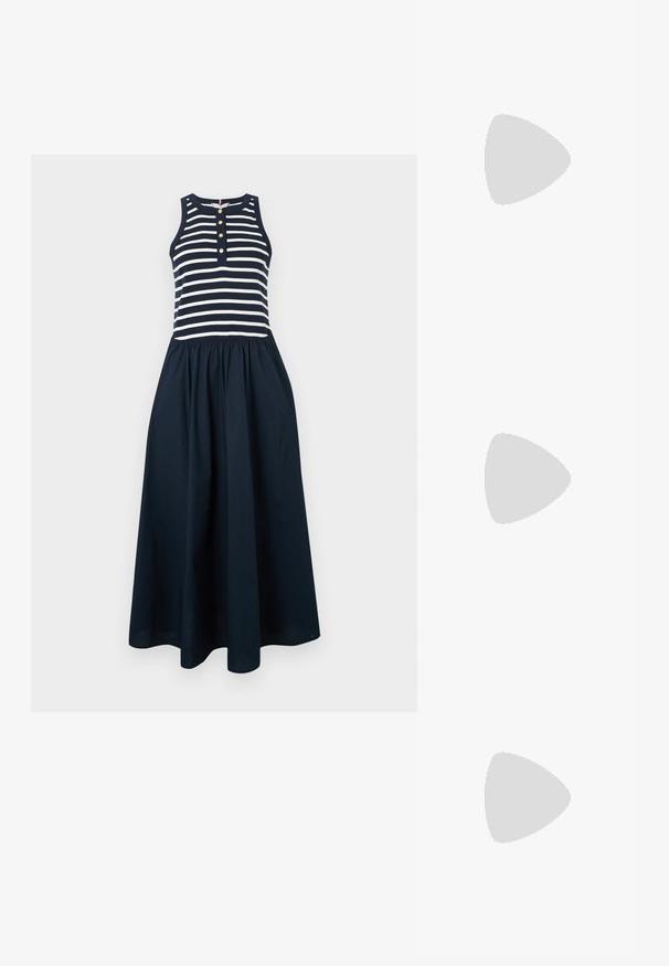 Maxikjole med striber og ærmeløs top, med navyblåt og hvidt farveskema, knapdetaljer og et rynket skørt.; Chie Mihara VECINO - Pumps m/ kilehæl - black; Sort læderhåndtaske med en glat tekstur, rektangulær form og et rundt håndtag. Har en gylden lynlås og subtil branding på fronten.; Guld cirkulære øreringe med to små sølv-ringe på hver, der viser subtile indgraverede mærkenavne detaljer, sat på en hvid baggrund.