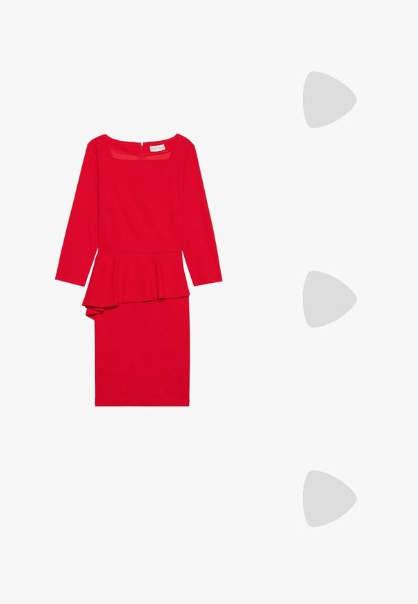 Robe péplum rouge avec manches longues, décolleté carré et silhouette ajustée. Fabriquée dans un tissu lisse avec un détail péplum superposé à la taille.; Sandale à talons hauts en cuir noir avec une fine bride de cheville, bout ouvert et un talon élégant et courbé. Semelle texturée et design minimaliste.; Porte-monnaie noir en daim avec une finition texturée, doté d'une chaîne dorée et d'un design épuré et angulaire.; Boucles d'oreilles en or en forme de créole avec une surface texturée et irrégulière. Présentent un design léger et une forme circulaire, adaptées à un port quotidien.