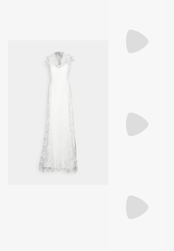 Robe en dentelle blanche avec de courtes manches chauve-souris, un décolleté en V et une jupe fluide. Le tissu présente des motifs floraux complexes le long de l'ourlet.; Chaussure à talon aiguille en cuir verni blanc avec un côté ouvert, bout pointu, bride de cheville avec boucle et talon épais.; Pochette beige avec une texture lisse, une chaîne dorée et un rabat de style enveloppe avec un contour doré contrasté.; Boucles d'oreilles créoles en métal doré, torsadées avec une surface texturée et un fermoir sécurisé. Le design présente des motifs tourbillonnants créant de la profondeur.