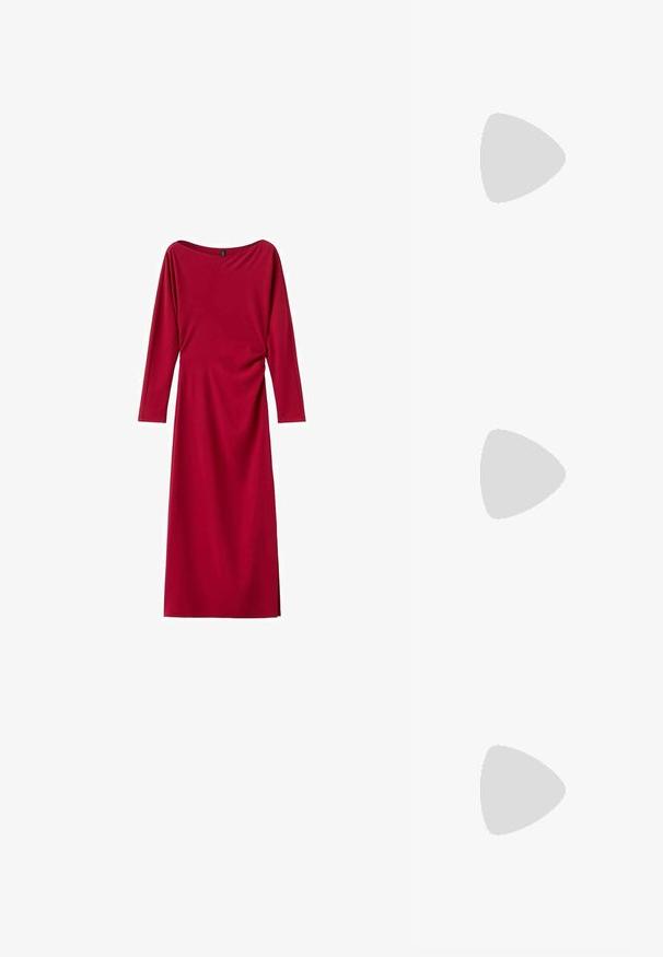 Rød midi-kjole med lange ærmer, bådudskæring og diskret rynkning i siden på ensfarvet hvid baggrund.; Anna Field by Zalando Højhælede støvler - red; Røde plastikbriller med ovalt stel og klare linser. Har guldfarvede hardware-detaljer på stængerne og et slankt moderne design.; Rødt læder skuldertaske med gyldent "cK" logoemblem og justerbar rem mod en ensfarvet lys baggrund.