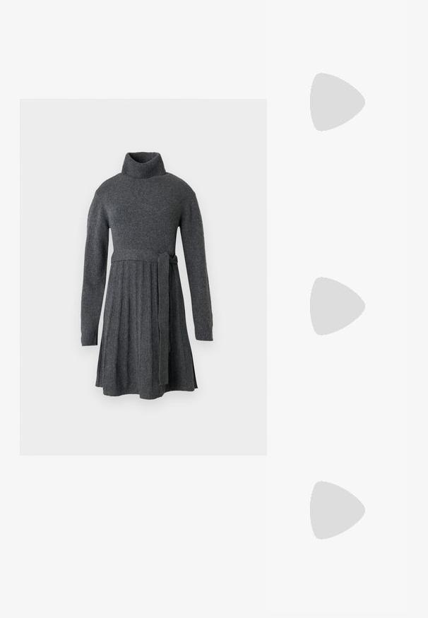 Grijze gebreide jurk met een hoge col, lange mouwen, een geaccentueerde taille met een riem en details met een geplooide rok.; Even&Odd Plateaulaarzen - black; Zwarte leren handtas met een afgeronde vorm, dubbele handvatten, decoratieve hardware accenten en details met zijstrikken. Smooth, glanzende textuur.; Zilveren hoepel oorbellen met een minimalistisch ontwerp. Cirkelvormig, gladde textuur en dun profiel. Lichtgewicht met een gepolijste afwerking.