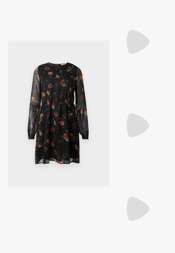 Sort blomsterkjole lavet af gennemsigtigt stof. Har lange puffærmer, en rund halslinie, en elastisk talje og et prikket mønster med forskellige blomster.; Sort skindstøvle til midt på læggen med lav blokhæl, spids tå og dekorativ ankelrem med sølvspænde på en ensfarvet baggrund.; Lille sort blank håndtaske med to lange håndtag og snøre-detaljer i siden på en ensfarvet lys baggrund.; Sølvøreringe i form af hoops med en glat, blank finish. Cirkulær form, der har en sikker lås. Simpelt og elegant design.
