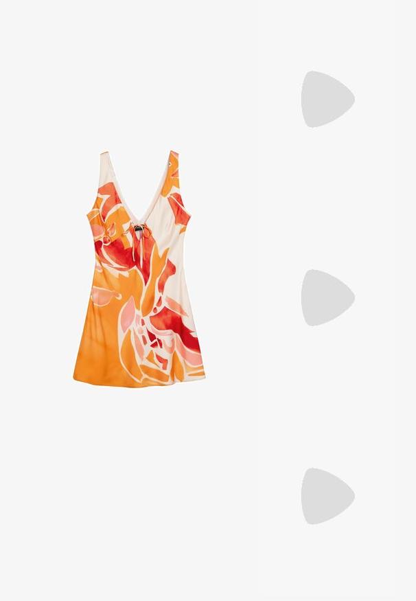 Vestido sin mangas con escote en V, con un patrón floral abstracto en tonos naranja, rojo y rosa, y un pequeño lazo frontal sobre un fondo blanco.; Sandalia plana de ante en tono marrón claro con dos tiras anchas que presentan detalles troquelados, suela plana y un sutil logotipo en la plantilla.; Bolso redondo trenzado en paja natural con un acabado texturizado. Presenta una correa de cuero marrón suave y un asa circular.; Pendientes de aro de oro con un diseño suave y redondeado y un acabado pulido, que cuentan con un cierre de gancho seguro. El tamaño es mediano.