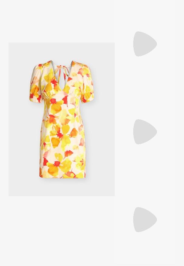 Kort blomsterkjole med gule og orange akvarelblomster, puffede korte ærmer, V-udskæring og bindebånd ved nakken bagpå.; Beige slidesandaletter med åben tå, flad sål og dekorative metallkædeaccenter på stroppen. Glat materiale med minimal tekstur.; Guldmetals ovale briller med klare linser. Skildpadde-mønster detaljer på stængerne. Justerbare næsepuder for komfort.; Beige tote bag med flade håndtag, glat tekstur og guld hardware, parret med en matchende quiltet clutch med kædestrop.