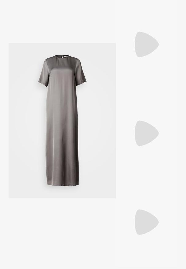 Satin maxi-jurk in gedempt grijs met korte mouwen, een ronde halslijn en een sleutelgatdetail aan de achterkant. Gladde textuur, vloeiende ontwerp.; Zwarte slingback schoen van lakleer met een spits toelopende neus, lage blokhak en zilverkleurige hardware aan de voorkant.; Grijze schoudertas van lakleer met een gebogen ontwerp, zwarte bies en een zilverkleurige logoplaat aan de voorkant. Verstelbare riem voor veelzijdig gebruik.; Zilveren hartvormige hangsloten met gegraveerde teksten "JA" en "NEE", gepolijst oppervlak, symmetrisch ontwerp en een robuuste metalen sluiting.