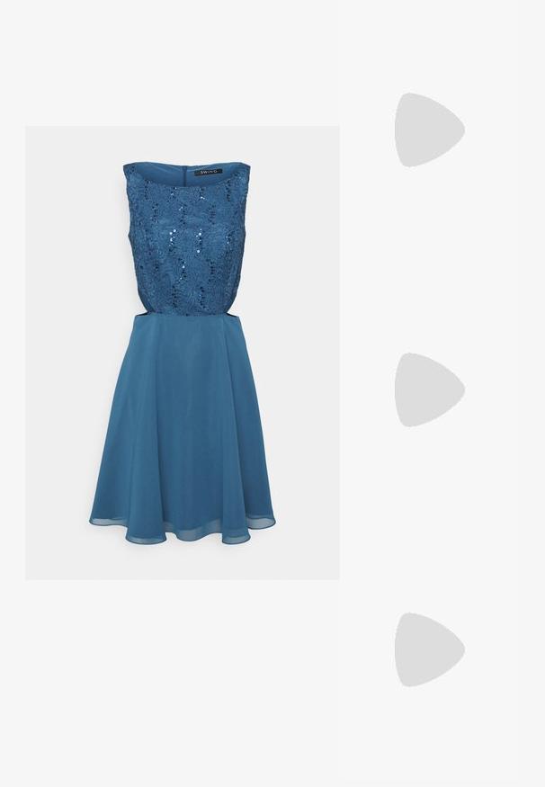 Swing COCKTAIL DRESS  - Cocktailjurk - faded blue; Witte patenten leren hoge hak met een open zijkant, spitse neus, enkelband met gesp en een stevige blokhak.; Metalen zilveren clutch met een envelopontwerp, verrijkt met een gestructureerd patroon, voorzien van een afneembare kettinghengsel.; Zilveren hoepeloorbellen, cirkelvormig, met een gladde glanzende textuur en een constante breedte. Minimalistisch ontwerp zonder extra accenten.