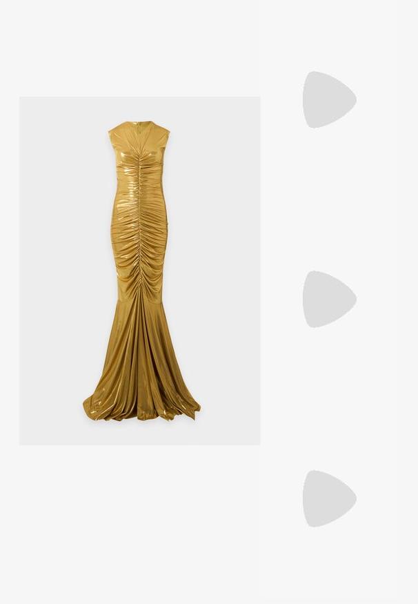 Guldmetalisk ærmeløs aftenkjole med rynkede detaljer, høj halsudskæring og lang flydende havfrue-nederdel.; Guld metalisk platform sandaler med en chunky blokhælk, åben tå og krydsede ankelstropper med spænde detaljer. Glat tekstur.; Guldfarvet clutchtaske med rektangulært design, dækket af skinnende, sølvfarvede rhinsten. Har en tynd metallisk skulderrem og lynlåslukning.; Guld øreringe med kroge med store pæreformede ferskensten omgivet af små klare krystaller på en ensfarvet hvid baggrund.