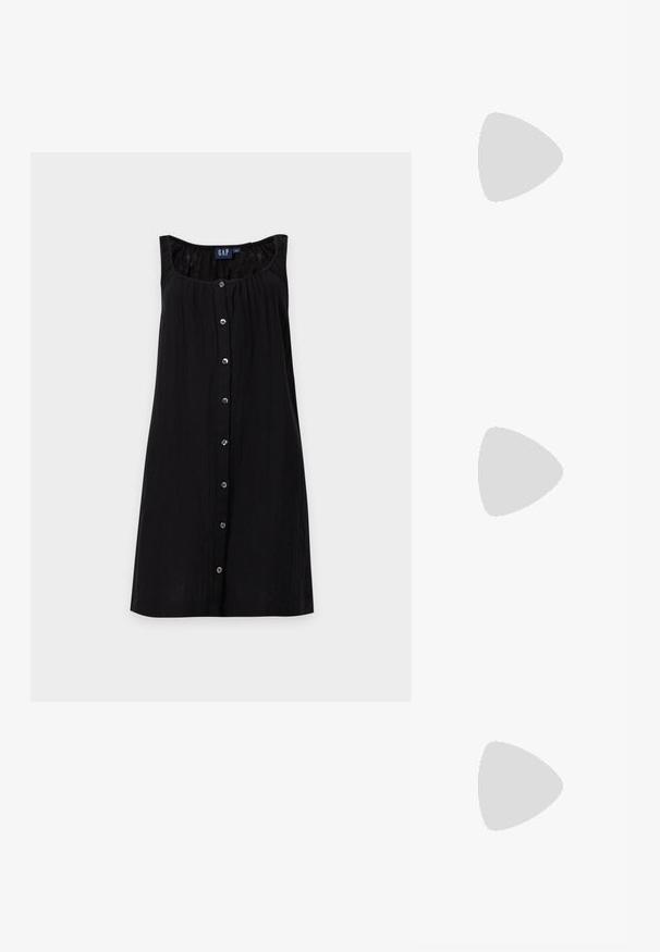 Mouwloze zwarte jurk met knopen aan de voorkant, ronde hals en een losse pasvorm. Blauw GAP-label zichtbaar binnenin de kraag.; Zwarte rubberen teenslipper met gestructureerd zool en Y-vormige band, zijaanzicht op een effen lichte achtergrond.; Zwarte cat-eye zonnebril met een matte afwerking, voorzien van grijs getinte glazen, scherpe hoeken en slanke zijarmen. Merkennaam zichtbaar op de binnenarm.; Gestreepte geweven tas in zwart en beige, met een slouchy ontwerp, gestructureerd oppervlak en een klein leren accentpatch.