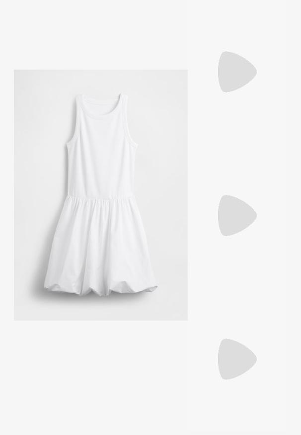 Hvid tanktopkjole med en tætsiddende overdel og et samlet, flydende skørt. Fremstillet af blødt bomuldsstof med ribbet struktur.; Sorte læder knæhøje støvler med en rund tå, et dekorativt bånd med en cirkulær spænde og en lav blokhæl. Glat, blank overflade.; Sorte rektangulære solbriller med tykke rammer, mørke linser og vinklede templer. Glat plastmateriale med en blank finish.; Sort halvmåneformet læderhåndtaske med en enkelt strop, guld lynlås, kvastdetalje og subtilt syet design.