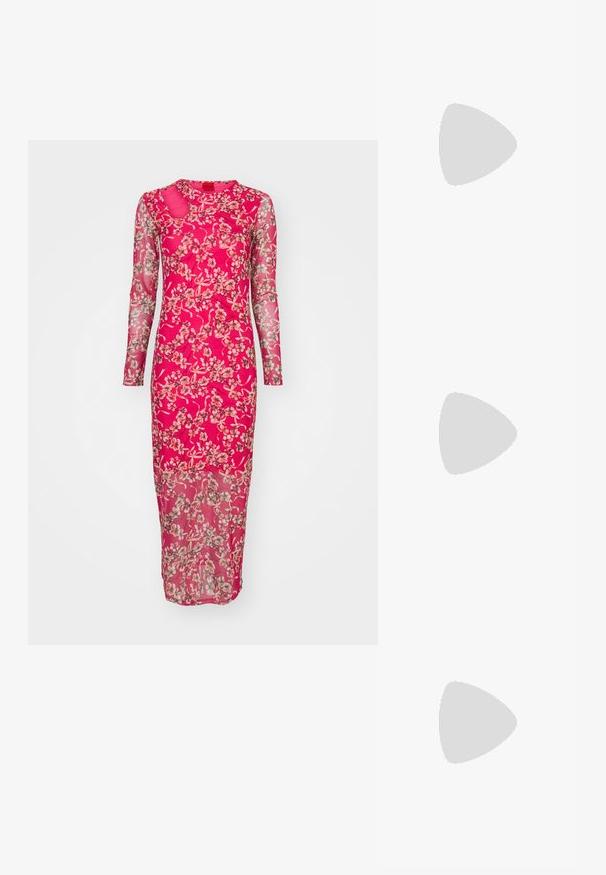 Langes, transparentes pinkes Kleid mit Blumenmuster. Verfügt über lange Ärmel, hohen Kragen und einen seitlichen Ausschnitt. Fließender Stoff mit schlanker Passform.; Schwarze Lederflats mit spitzem Zeh, Knöchelriemen und Schnallen-Detail. Verfügt über einen kleinen, niedrigen Absatz und ein offenes Seitendesign.; Schwarze Leder-Bucket-Bag mit breitem, verstellbarem Schulterriemen und goldfarbenen Schnallenakzenten vor einem schlichten weißen Hintergrund.; Dünnes, silbernes offenes Manschettenarmband mit einem kleinen, runden, klaren Edelstein in der Mitte des Bandes.