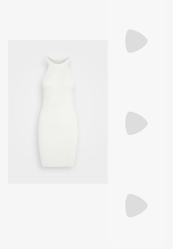 Samsøe Samsøe ASHLI DRESS  - Robe pull - nimbus melange; Une mule blanche à bout ouvert avec talon bloc posée sur un bitume gris devant un mur carrelé.; Sac fourre-tout texturé couleur crème, avec longues anses et détails métalliques dorés sur un fond neutre.; Boucles d'oreilles en argent avec un design allongé et épuré. Fabriquées en métal poli, présentant une texture lisse et un style minimaliste.