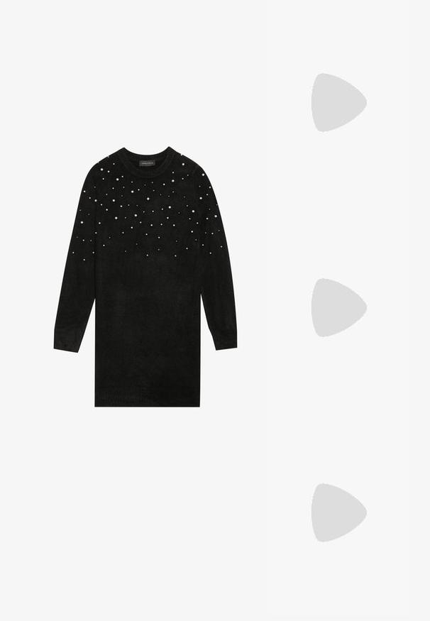 Suéter negro de manga larga, con cuello redondo y adornos de perlas esparcidos por la parte superior. Textura suave, con puños y dobladillo acanalados.; Zapatos slingback de tacón bloque en blanco y negro con punta afilada, material de cuero suave y detalles en color contrastante en la puntera.; Bolso de hombro rectangular negro con una correa ajustable y un cierre de cremallera superior sobre un fondo liso.; Pendientes de aro de plata con un acabado suave y brillante. Forma circular, con un cierre seguro. Diseño sencillo y elegante.