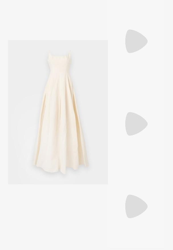 Robe longue sans manches de couleur crème avec corsage ajusté et jupe plissée fluide sur fond blanc.; Sandale blanche à talon haut avec lien à la cheville et détail floral en dentelle à l'avant sur un fond clair uni.; Pochette en cuir couleur crème avec un cadre supérieur structuré et une lanière pour poignet, présentée sur un fond clair uni.; Boucles d'oreilles en perles blanches avec un design torsadé, mettant en valeur des perles de tailles variées et des accents dorés. Texture lisse et forme élégante.