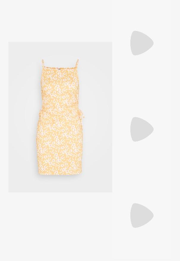 Pieces PCHYLMU DRAWSTRING MINI DRESS - Vestido de tubo - golden yellow; Sandalia beige tipo slip-on con parte superior texturizada, correas ajustables con hebilla y una suela gruesa y acolchada. Diseño liviano adecuado para uso casual.; Gafas de sol transparentes rosas con lentes ovalados, tinte rojo oscuro y varillas delgadas, con un acabado suave y detalles sutiles en la montura.; Pendientes de aro dorados con una superficie texturizada y pequeños acentos redondeados. Diseño circular y cierre de tipo post-back.