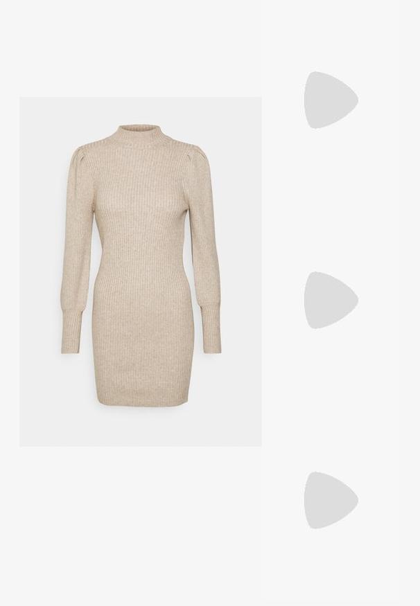 Beige geribbelde gebreide jurk met een hoge halslijn, lange pofmouwen en een getailleerd silhouet, met een textuurfinish door het hele ontwerp.; Witte enkelboots met een zachte, gestructureerde afwerking, voorzien van een robuuste rubberen zool en een sculpturale vorm voor een modern ontwerp.; Crème-kleurige leren handtas met een rechthoekige vorm, platte handgreep en afneembare schouderband; heeft een voorklep met een magnetische sluiting.; Zilveren hoepel oorbellen met een minimalistisch ontwerp. Cirkelvormig, gladde textuur en dun profiel. Lichtgewicht met een gepolijste afwerking.