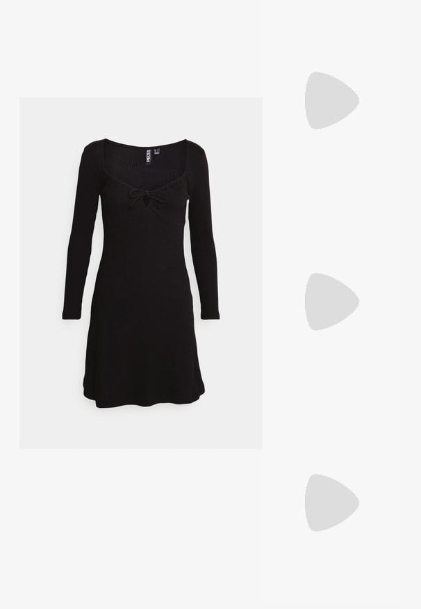 Pieces Petite PCTEGAN TIE DRESS - Strickkleid - black; Schwarze Lederstiefeletten mit einem lässigen Design, klobigem hohen Absatz und strukturiertem Gummisohle. Mit einem Reißverschluss an der Seite.; Pieces PCALUANA SHOULDER BAG - Handtasche - black; Goldfarbene Creolen mit einer glatten, abgerundeten Form und einer polierten Oberfläche. Mit orangefarbenen Akzenten auf der Rückseite für sicheren Halt.