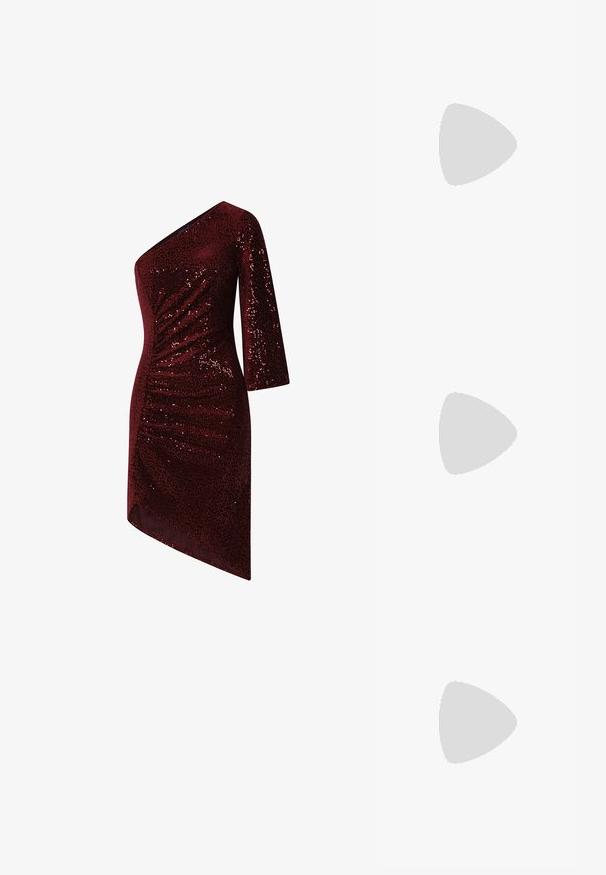 Bordeauxfarbenes Paillettenkleid mit asymmetrischem einseitigem Design, gerafftem Stoff und diagonellem Saum. Glattes Material mit schimmernden Akzenten.; Silberne Slingback-Pumps mit High Heels, spitz zulaufender Zehenpartie und metallischem Finish. Verfügt über ein elegantes Design und minimalistische Akzente am Absatz.; Silbergraue Clutch mit gerafftem Stoff, Perlbesatz entlang der Ränder und einem dekorativen silbernen Verschluss oben.; Ohrringe in Silberfarbe mit einem runden Stecker im Pavé-Stil und einem tropfenförmigen Anhänger, der von kleineren Steinen umgeben ist, was einen funkelnden Effekt betont.