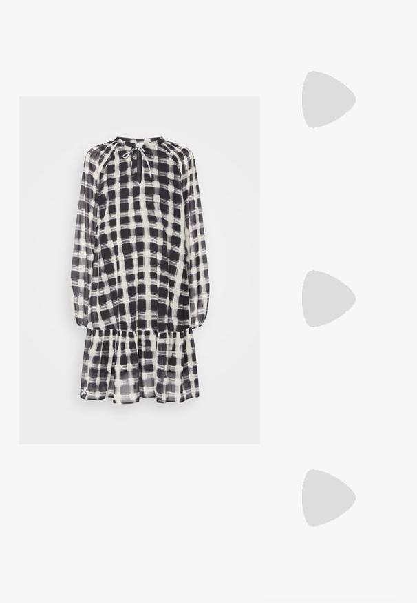 Kaffe LABBI DRESS - Robe de jour - black/broken white; Mocassin en cuir verni noir avec un bout structuré, une sangle décorative sur le devant, et une semelle épaisse et robuste. Fini lisse et brillant.; Sac bandoulière en cuir crème avec rabat et une poignée en forme de chat argentée arquée sur le dessus, doté d'une bandoulière ajustable.; Anna Field LEATHER - Gants - black