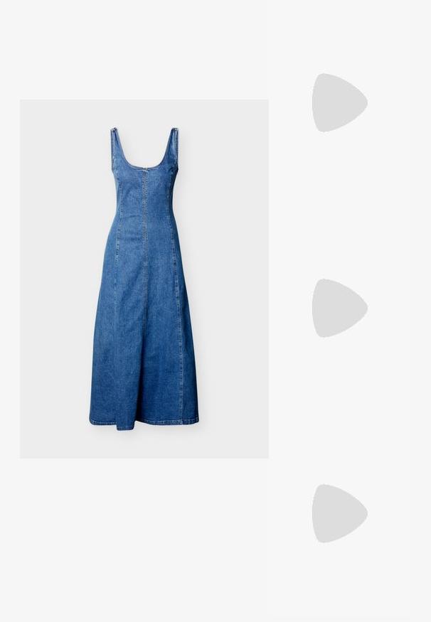 Mouwloze blauwe denim midi-jurk met een ronde halslijn en een aansluitend lijfje, dat zachtjes uitloopt naar de zoom.; Donkerbruine leren cowboylaarzen tot over de knie met puntige neuzen, decoratieve stiksels en schuine blokhakken gedragen door een persoon.; Geplooide beige leren clutch met een zilveren metalen frame, voorzien van twee ronde decoratieve sluitingen en een zilveren kettingriem.; Een paar kleine, glanzende zilveren creolen met een ronde basis, afgebeeld op een effen lichte achtergrond.