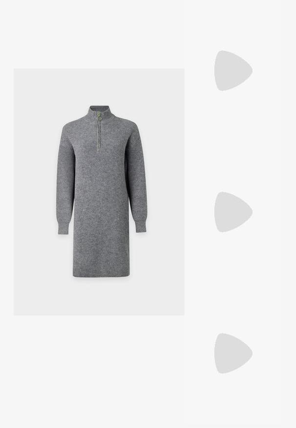 Grå ribstrikket kjole med lange ærmer, knælængde og en halvlange lynlås foran på en høj krave, vist mod en ensfarvet baggrund.; Sorte knæhøje støvler lavet af glat kunstlæder med en kraftig sål, lynlås i siden og design med rund tå.; Sort-hvid slangemønster skuldertaske med en rund form, glat tekstur og en buet rem. Har et sølvfarvet hardware-accents.; Sølvfarvede metaloorringe med glat, let buet overflade og låsemekanisme på en ensfarvet hvid baggrund.