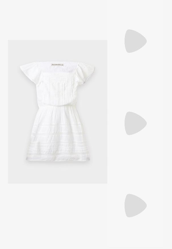 Hvid kjole med korte ærmer, plisseret frontpanel, indsnævret talje og subtile, teksturerede horisontale striber, mærket Abercrombie & Fitch.; Nude mesh ballet flats med spids toe, dekorative rhinestones og en flad sål. Har en lille rem over vristen.; Brun skuldertaske i læder med afrundet rektangulær form, asymmetrisk klap, sølvfarvet rund lukning og to tynde stropper.; Hvid stof scrunchie med pink blomster og grønne blade mønster på en lys baggrund.