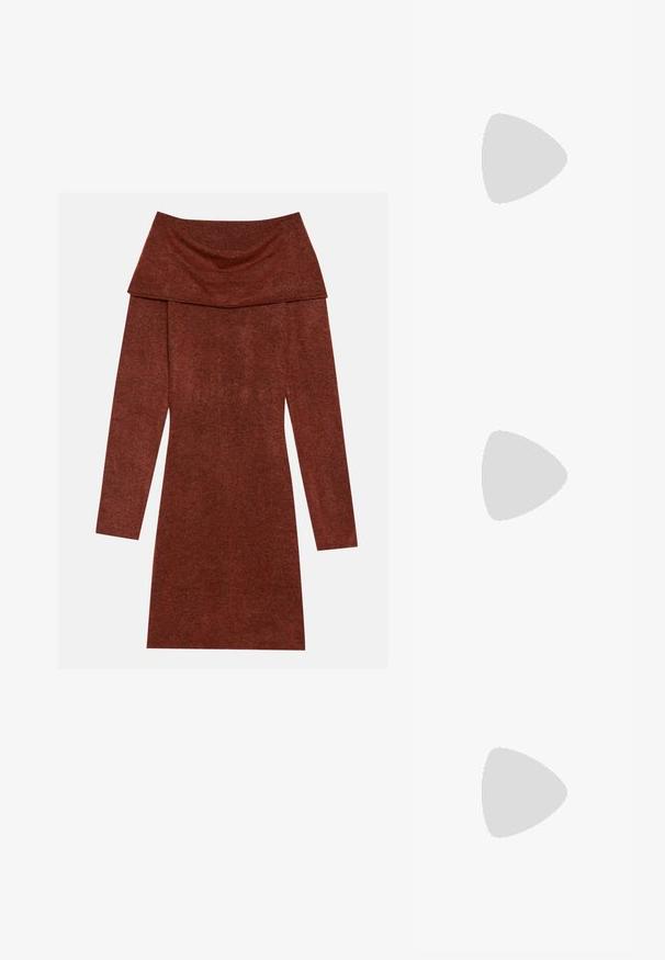 Afdækket skuldre, langærmet kjole i rustfarvet stof; har en draperet halsudskæring med en blød, tekstureret overflade.; Anna Field by Zalando Højhælede støvler - red; Brun ruskind handbag med en samlet design, der har en enkelt tan læderstrop og en subtil guld logo detalje på fronten.; Sølvøreringe med et minimalistisk design. Cirkulær form, glat tekstur og tynd profil. Letvægtige med en poleret overflade.