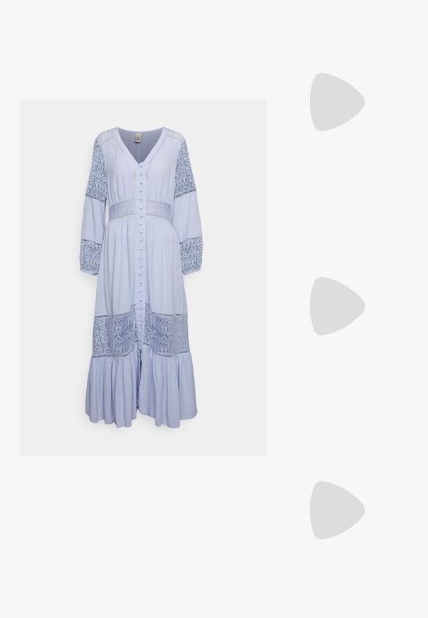 YAS Petite YASMEZA LONG DRESS - Maxi šaty - kentucky blue; Svetlosivá lodička so slingback dizajnom a špicatou špičkou, vyrobená z mäkkej semišovej textúry, so siedmimi dekoratívnymi prackami a nízkym plochým podpätkom.; Čierna a strieborná kabelka s textúrovaným povrchom so vzorom diamantov, s uzlovou rukoväťou a štruktúrovaným tvarom.; Strieborné kruhové náušnice s príveskom v tvare kríža a srdca. Hladký, lesklý povrch s lešteným dokončením. Každý prívesok visí na bezpečnej slučke.